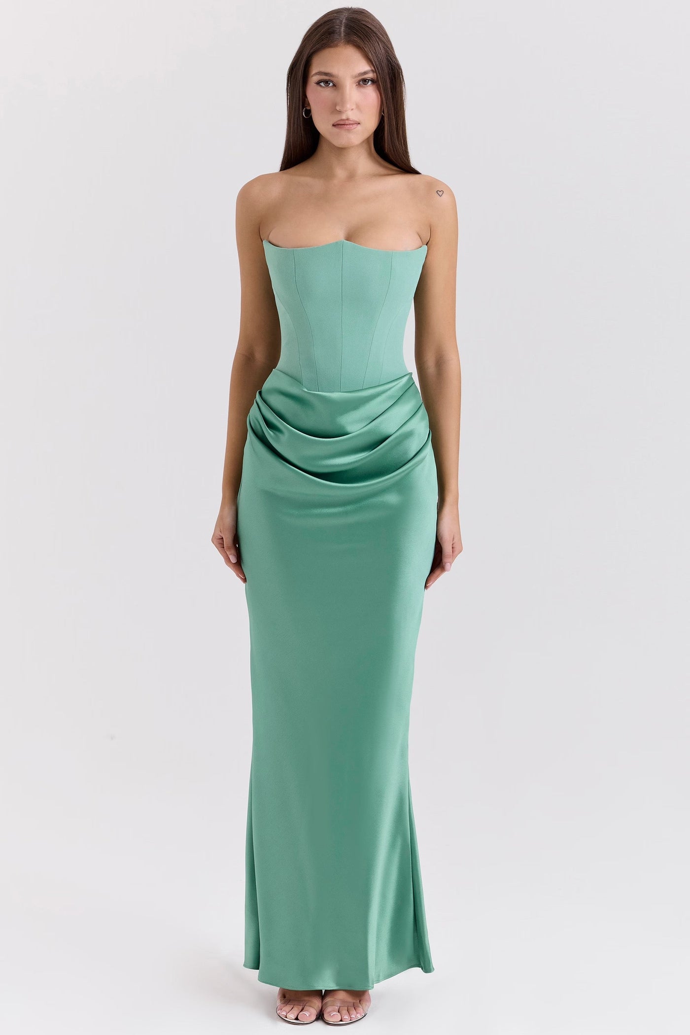Madison™ | Robe en satin avec silhouette en sablier