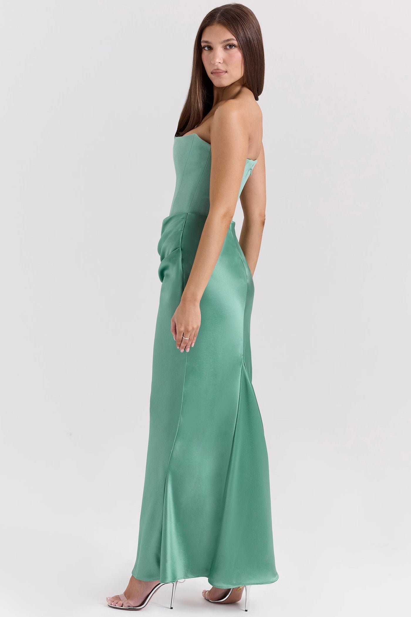 Madison™ | Robe en satin avec silhouette en sablier