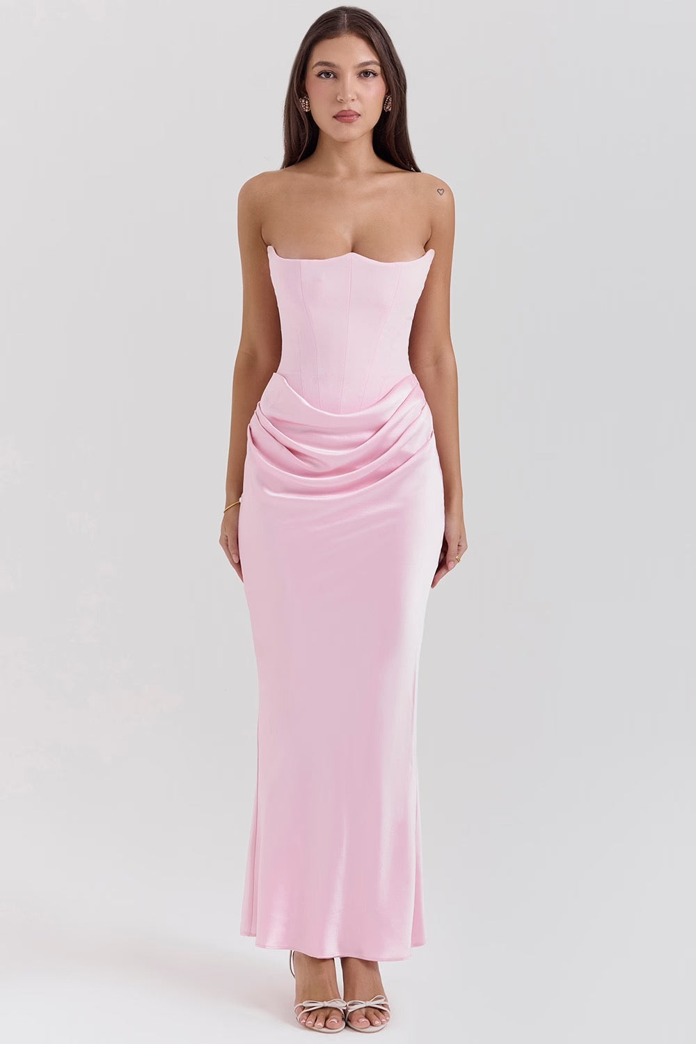 Madison™ | Robe en satin avec silhouette en sablier