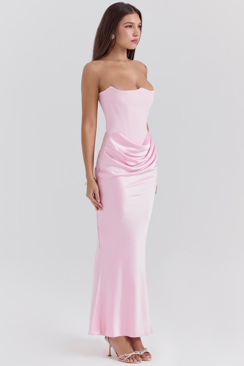 Madison™ | Robe en satin avec silhouette en sablier