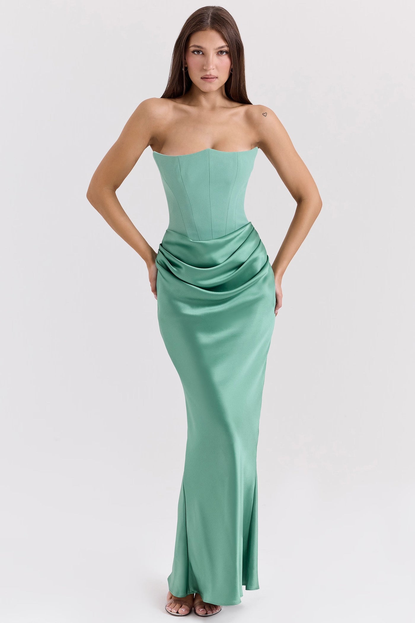 Madison™ | Robe en satin avec silhouette en sablier