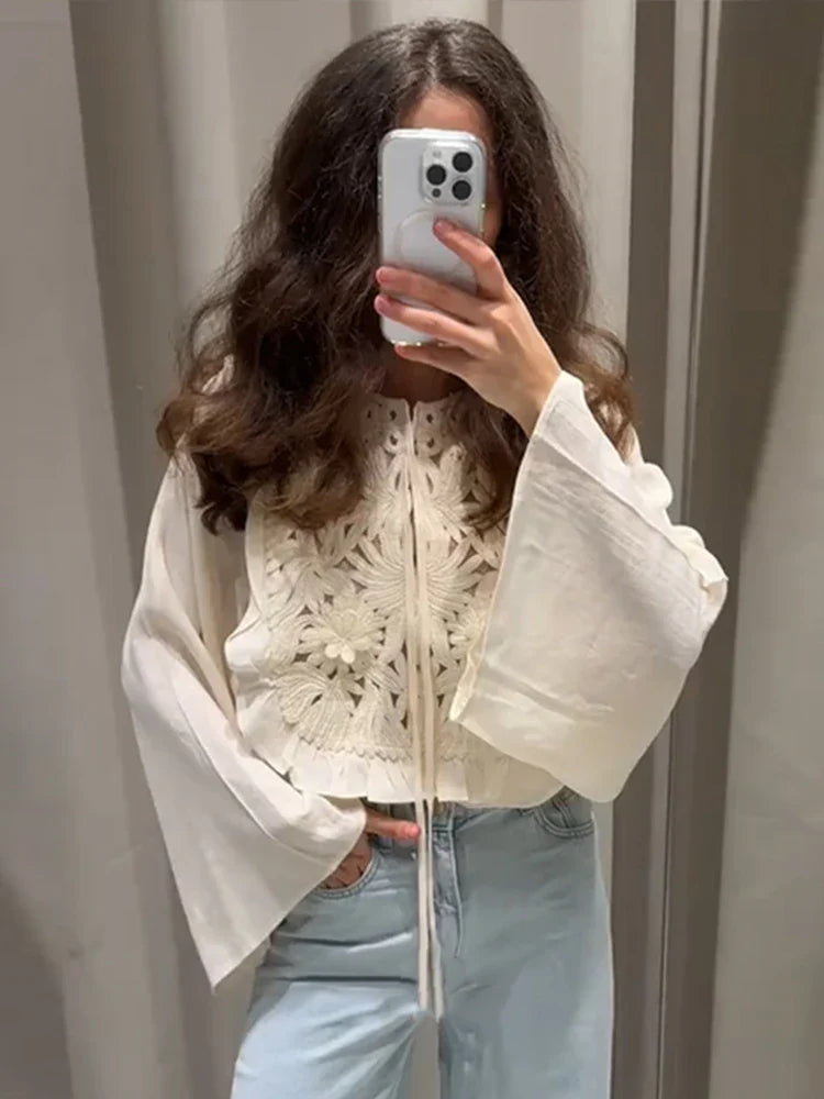 Elodie – Blouse Boho Brodée avec Détails en Dentelle