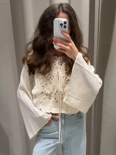 Elodie – Blouse Boho Brodée avec Détails en Dentelle