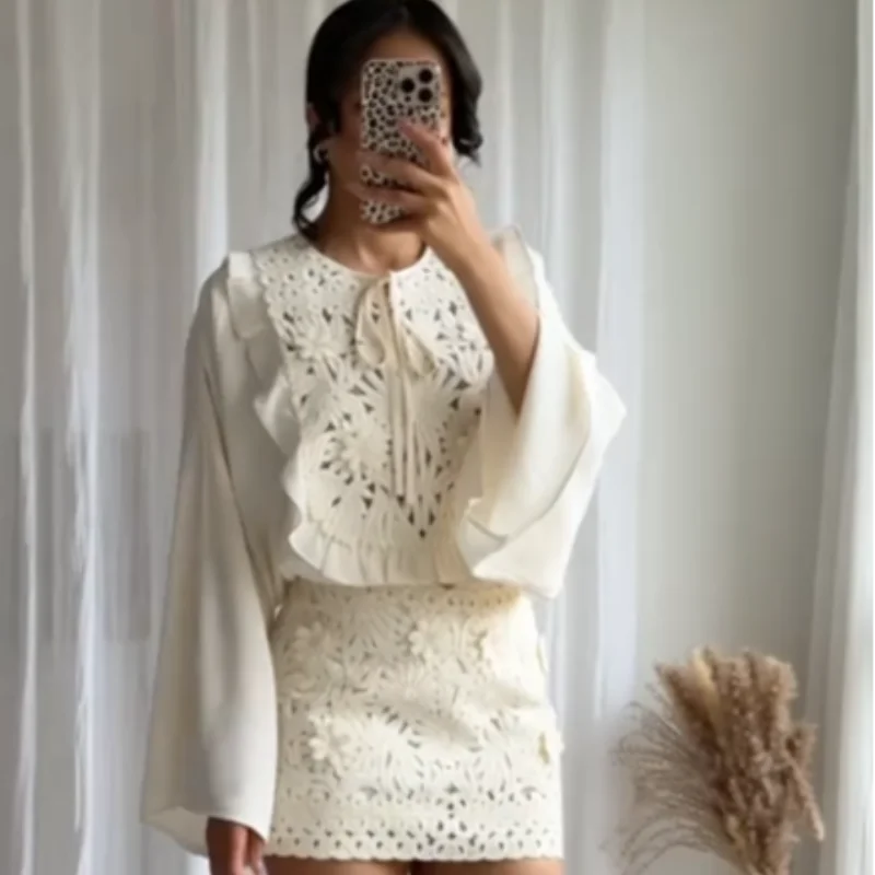 Elodie – Blouse Boho Brodée avec Détails en Dentelle