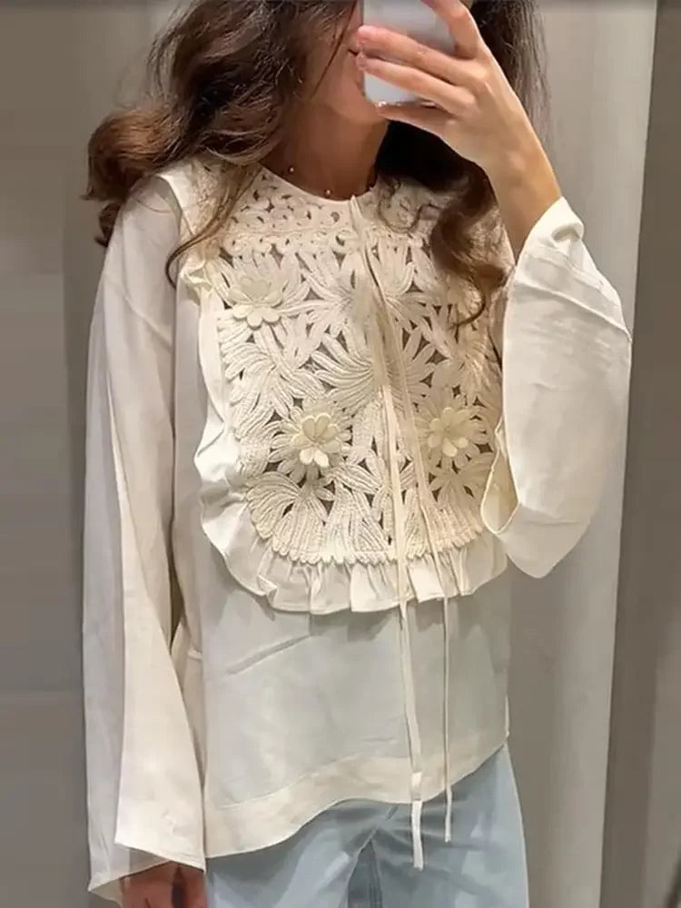 Elodie – Blouse Boho Brodée avec Détails en Dentelle