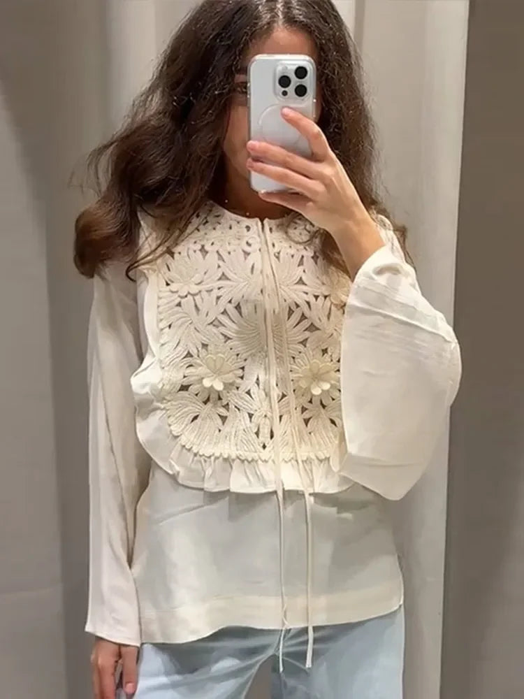 Elodie – Blouse Boho Brodée avec Détails en Dentelle