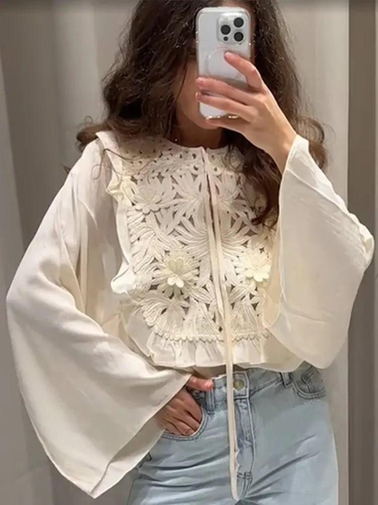 Elodie – Blouse Boho Brodée avec Détails en Dentelle
