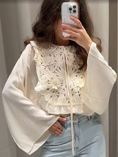 Elodie – Blouse Boho Brodée avec Détails en Dentelle