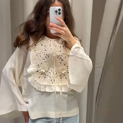 Elodie – Blouse Boho Brodée avec Détails en Dentelle