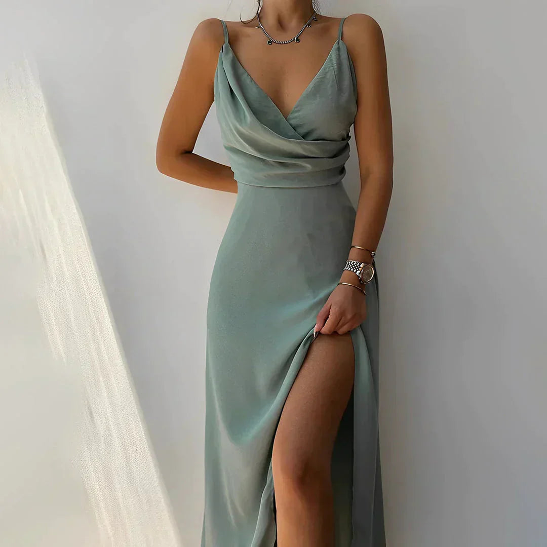Mila™ | Robe en satin avec décolleté en cascade et fente