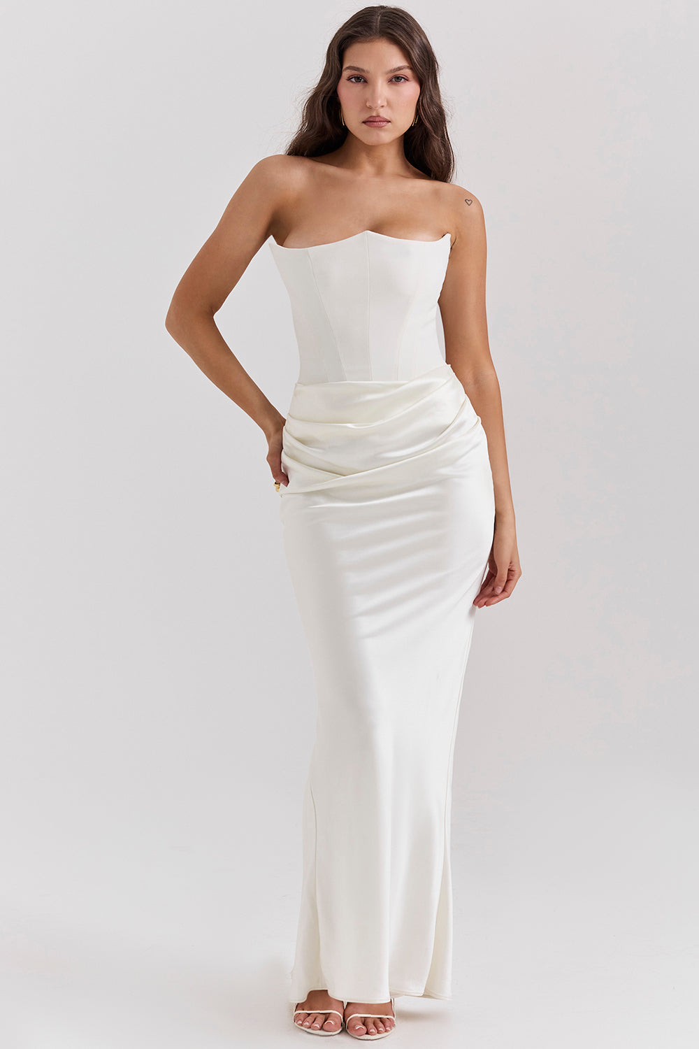 Madison™ | Robe en satin avec silhouette en sablier