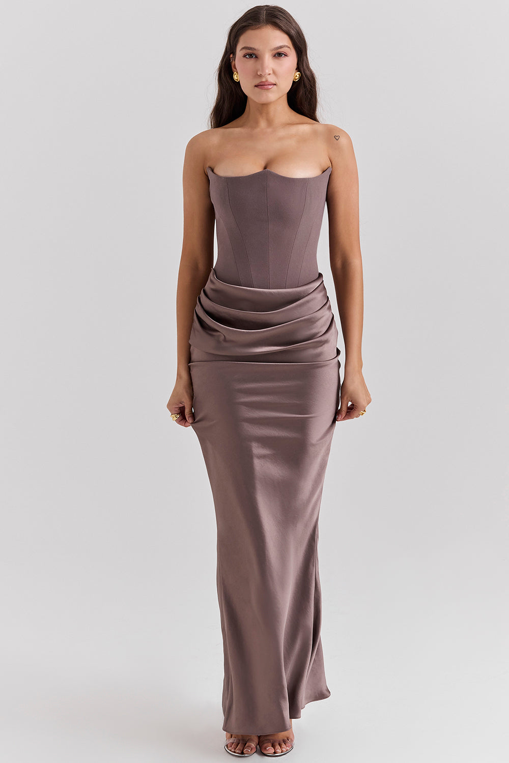 Madison™ | Robe en satin avec silhouette en sablier