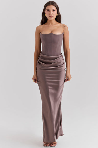 Madison™ | Robe en satin avec silhouette en sablier
