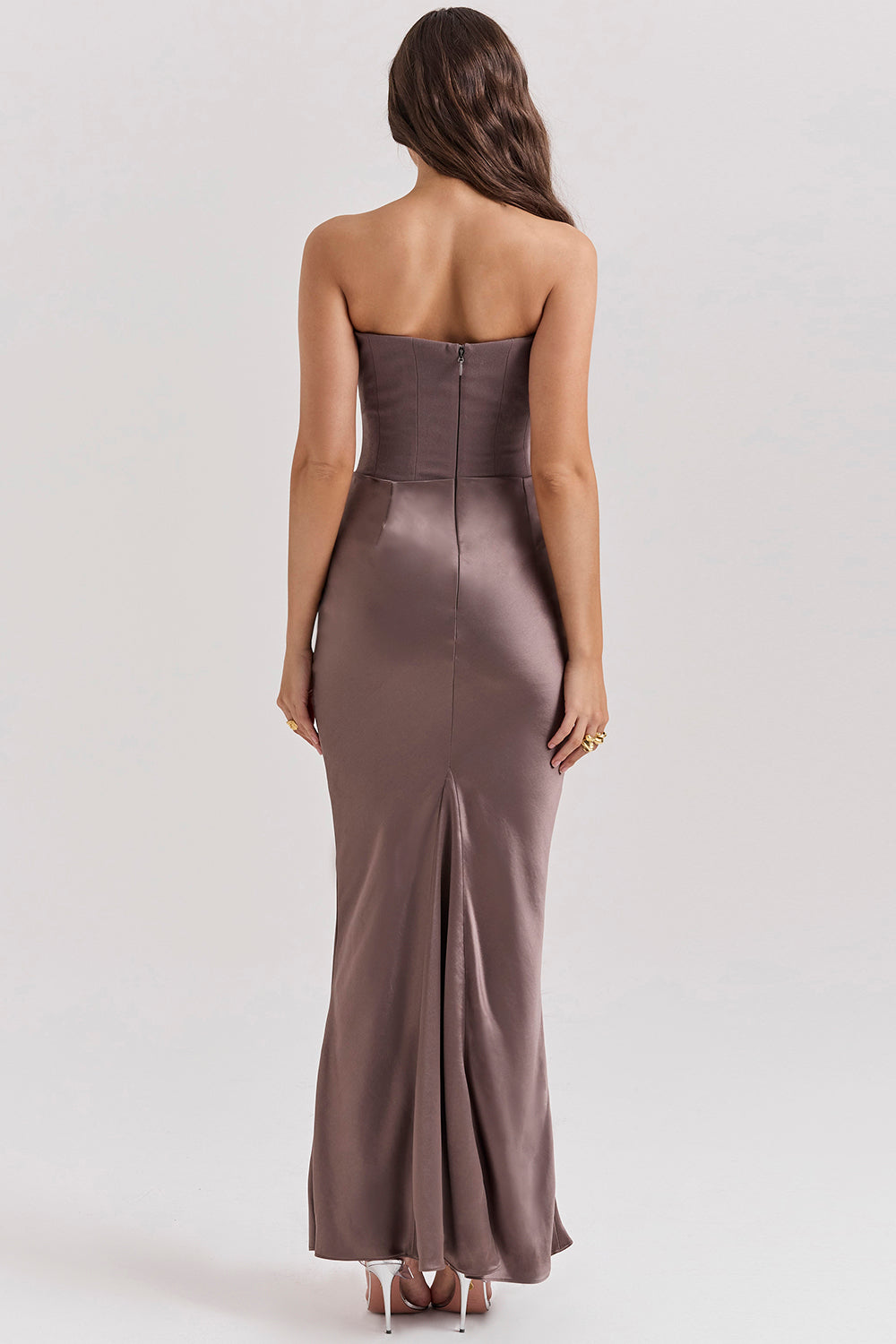 Madison™ | Robe en satin avec silhouette en sablier